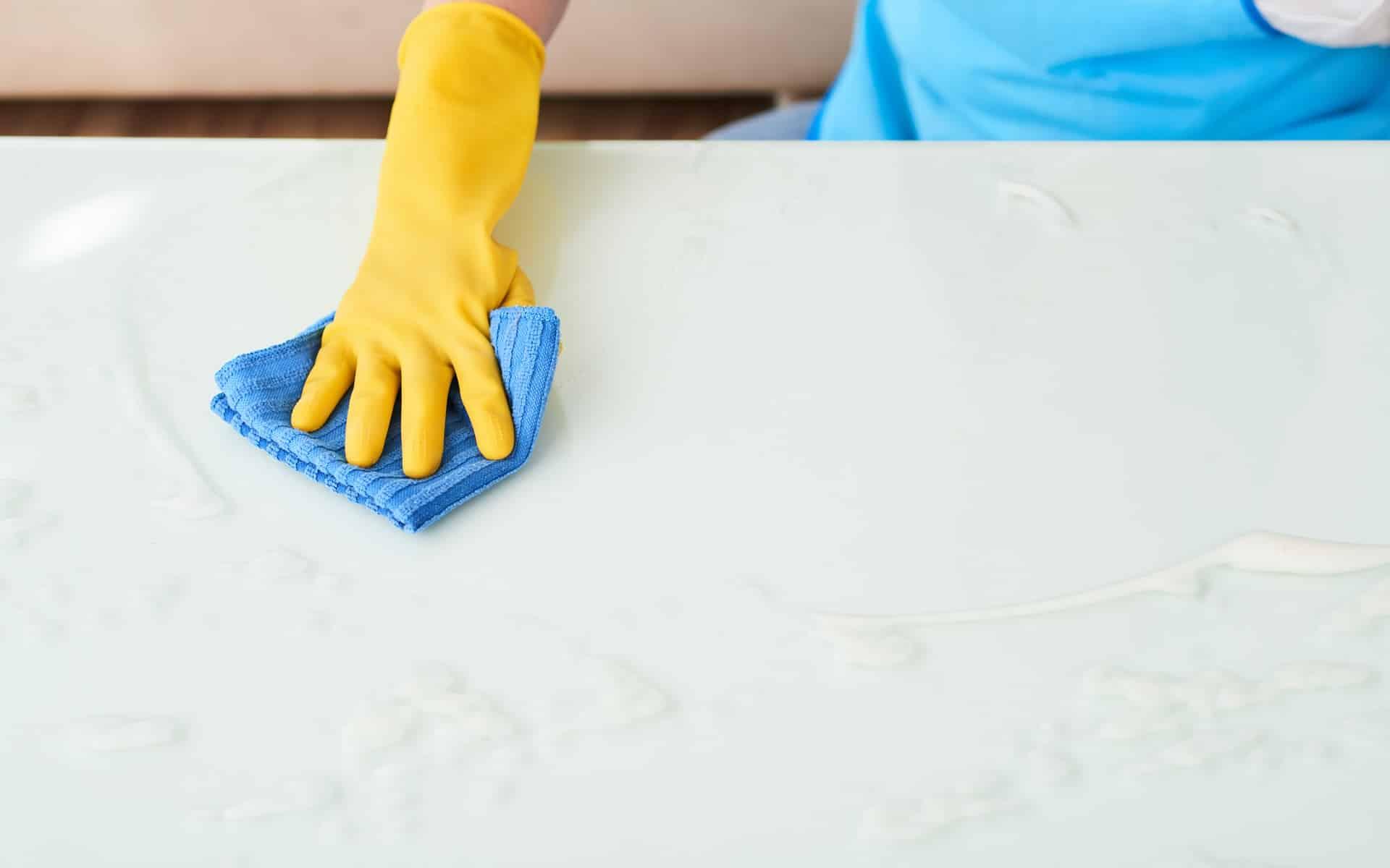 Unikanie przebarwień — które środki czystości są bezpieczne dla kompozytu?