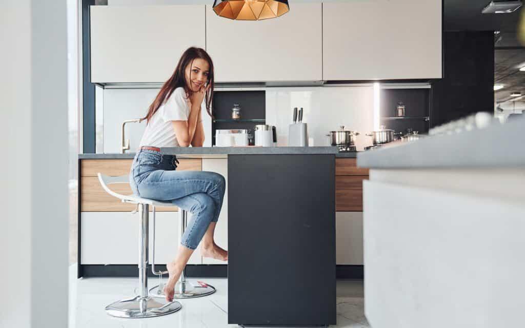 Blaty kompozytowe w kuchniach z wyspą – jakie wymiary i rozwiązania zastosować dla komfortu użytkowania?