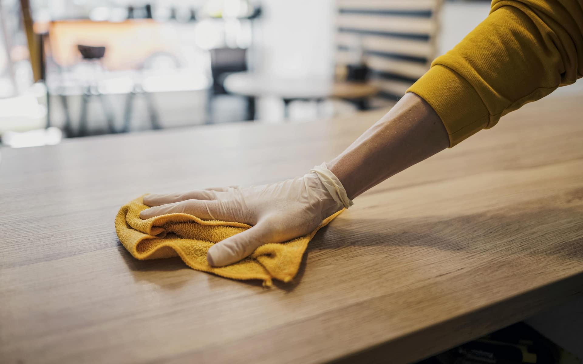 Konserwacja sezonowa blatów kompozytowych – co zrobić jesienią i zimą, aby materiał służył dłużej?