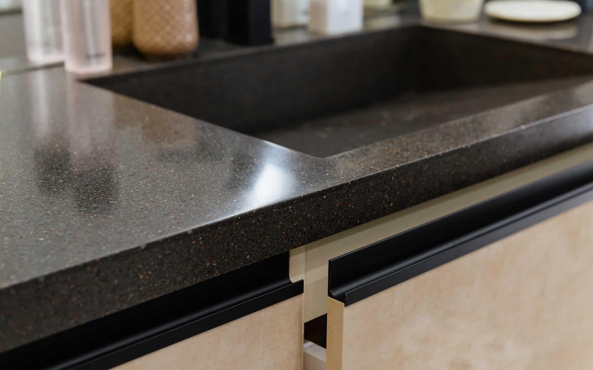 Zrównoważony wybór – jak blaty kompozytowe wpisują się w ekologiczne i certyfikowane rozwiązania wykończeniowe?