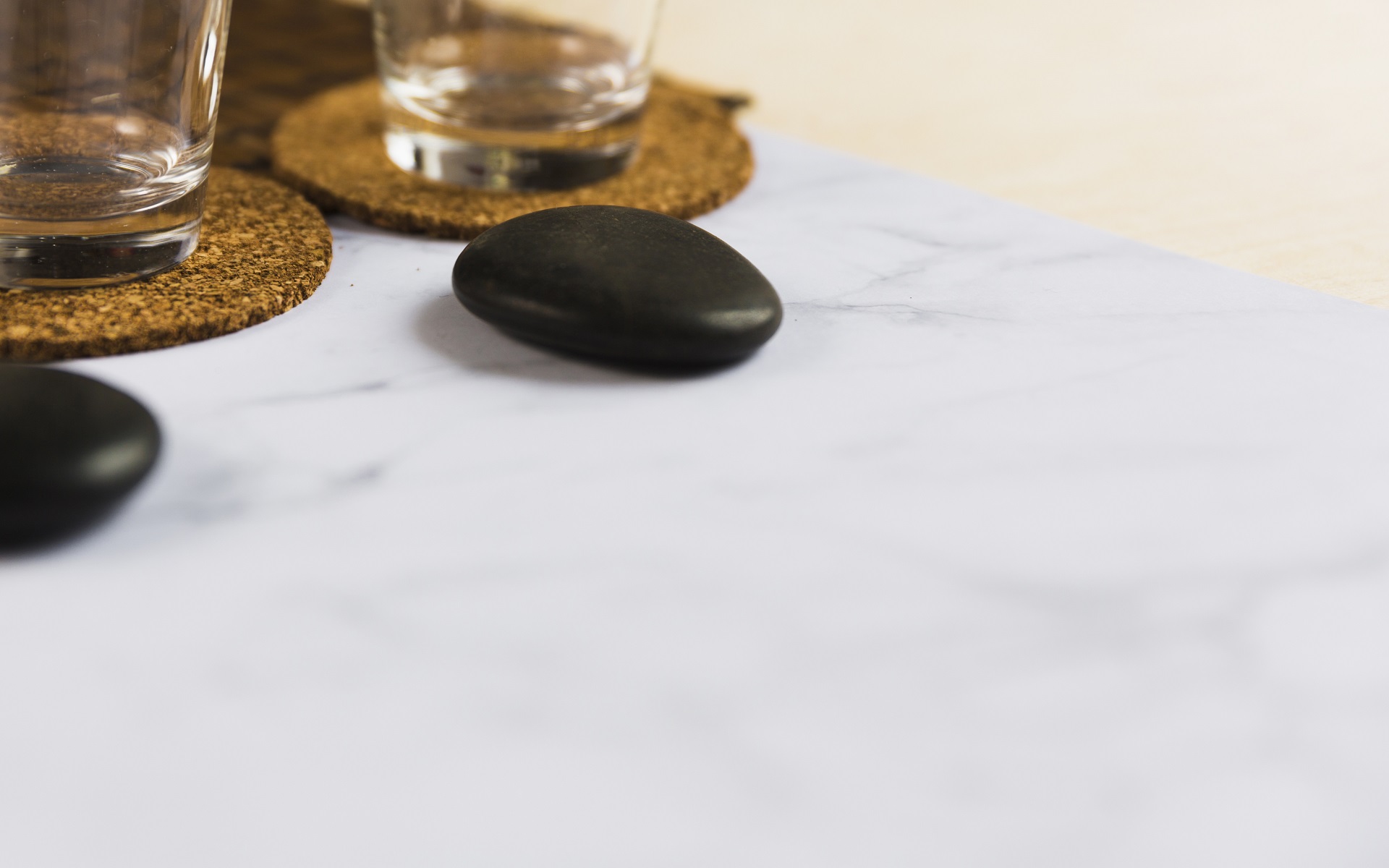 Czy blaty kompozytowe są odporne na UV? Co warto wiedzieć przy jasnych i zewnętrznych realizacjach?