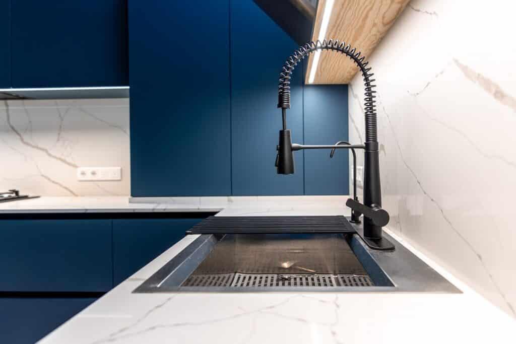 Blaty kompozytowe przy zlewozmywaku – jak zaplanować obróbkę i ociekacz